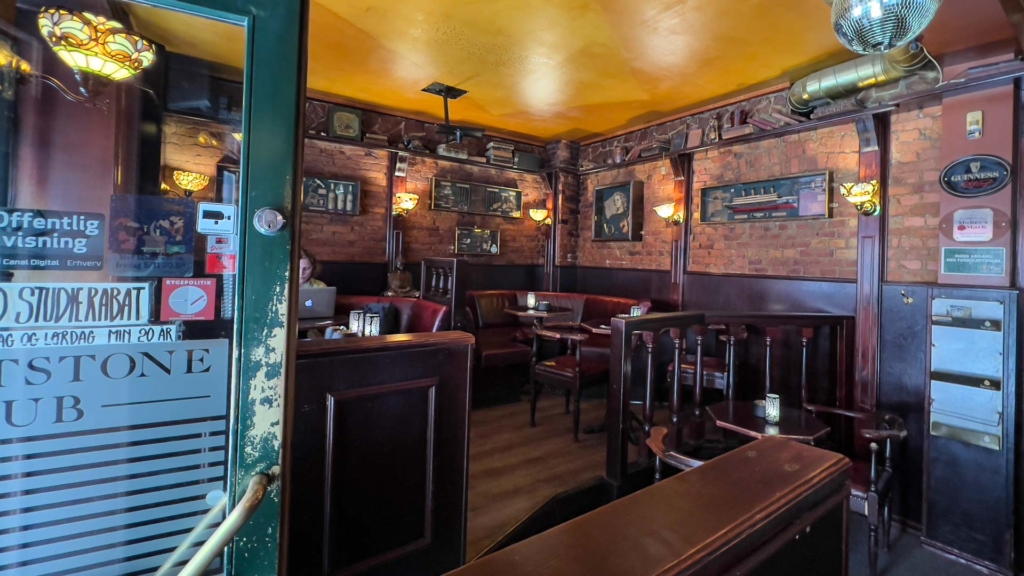 Stilen er som den skal v&aelig;re p&aring; en pub. Her er vi p&aring; Flintstone Pub