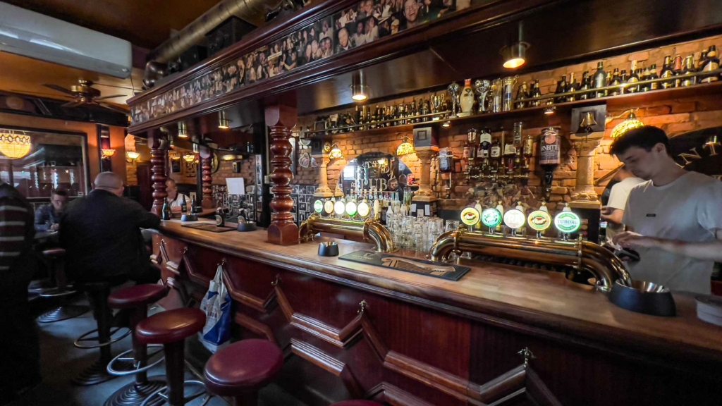 Den store gamle bar hos Flintstone Pub