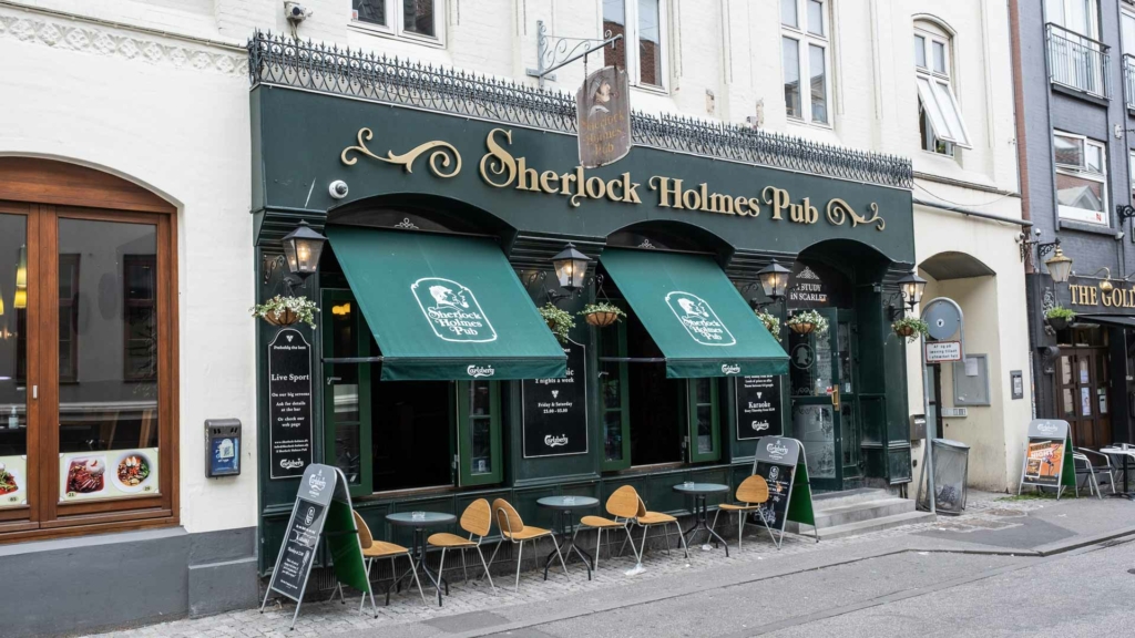 Sherlock Holmes i Frederiksgade set udefra gade af