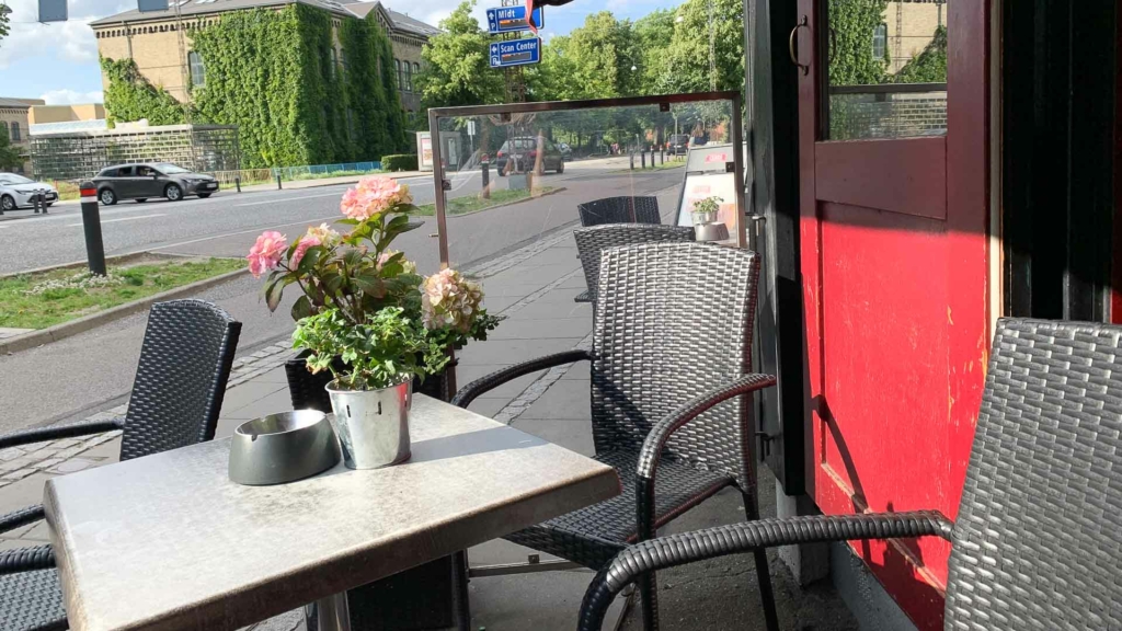 Man kan sidde ude i solsiden hos Central Bar