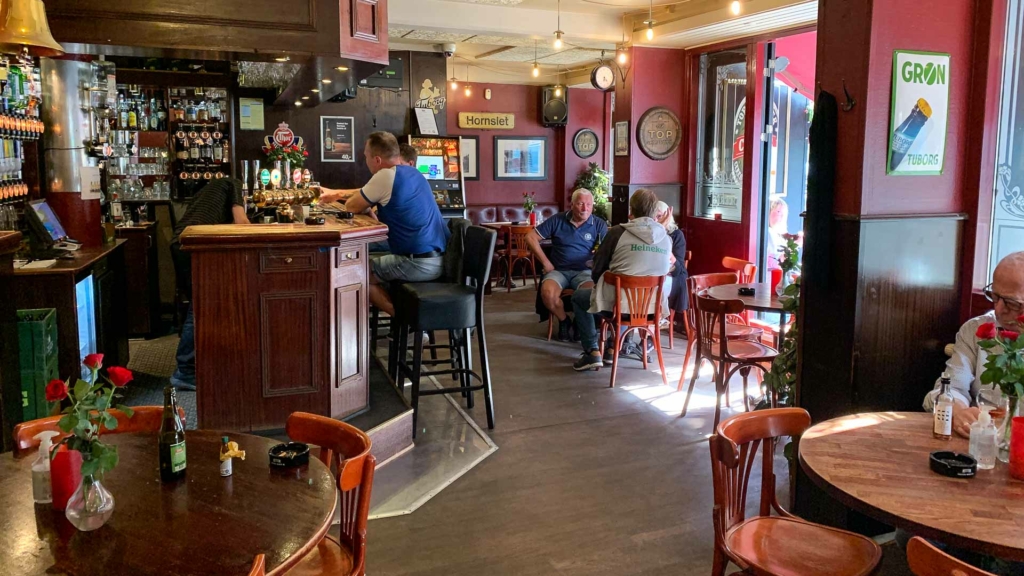 Der m&aring; ryges hos Central Bar i Aarhus