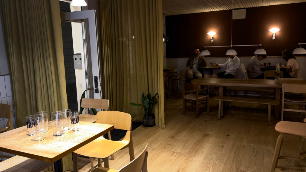 Man slapper fint af med gode &oslash;l hos ÅBEN