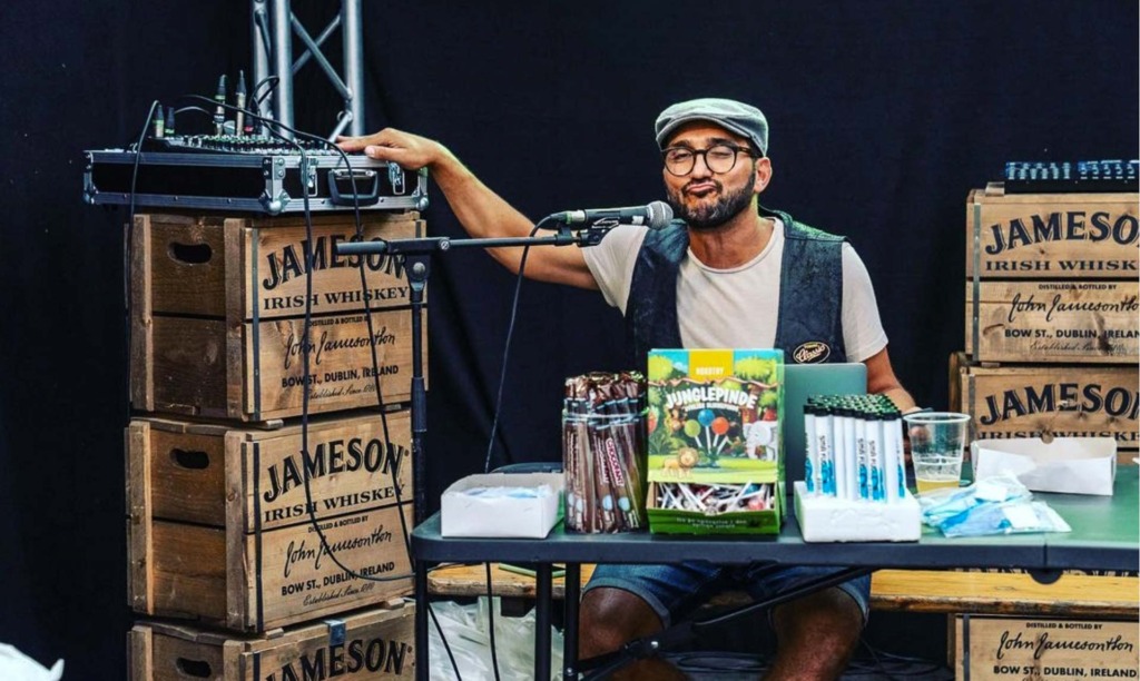 Mesut ved pulten hos Tokio Bar