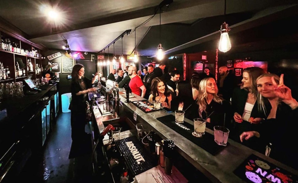 Natteliv i Aarhus - hvoNatteliv i Aarhus: Baren p&aring; Tokio Bar i Skolegade en sen nattetime